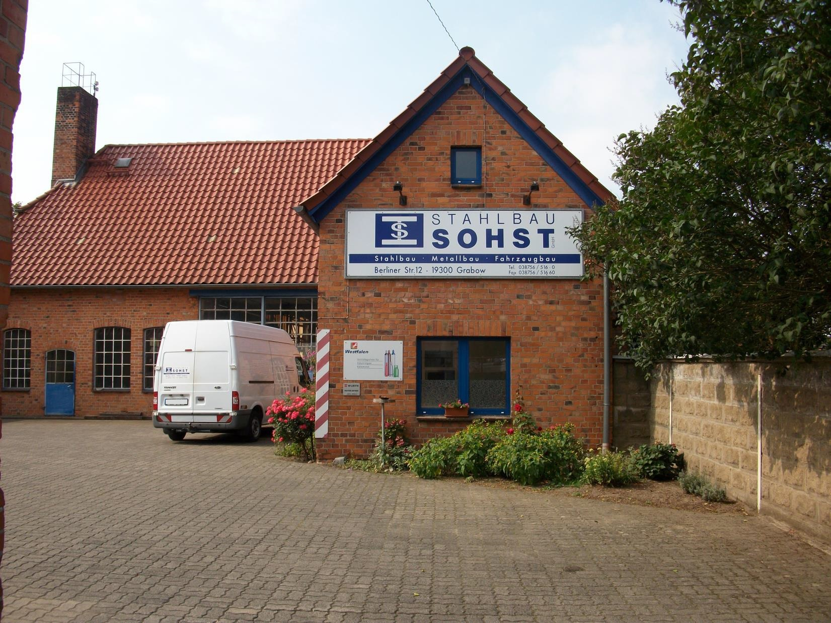 Einfahrt Gebäude