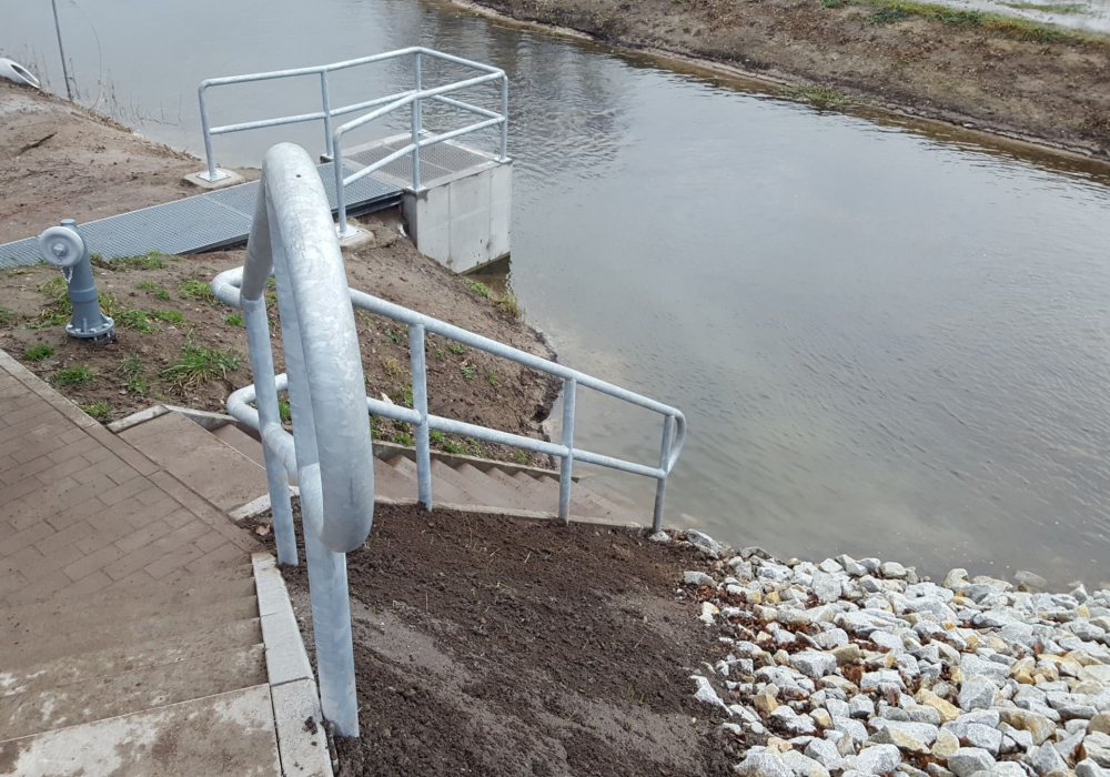Rohrgeländer am Fluss