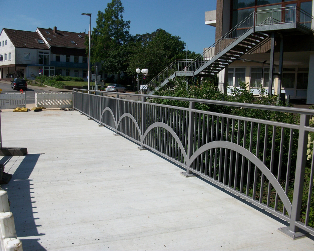 Geländer an Fußgängerbrücke
